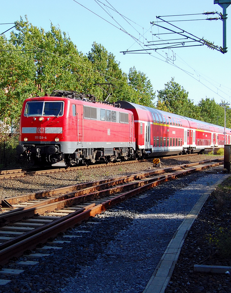 Mal wieder eine 111er. Hier die 111 124-4 in Korschenbroich, bei der Durchfahrt. Es hngt ihr eine Fuhre RE4 nach Aachen an. Samstag 9. Oktober 2010
