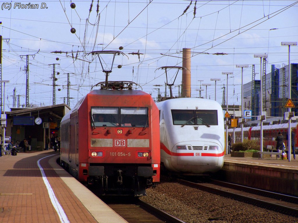 Mal wieder ein Fernverkehrstreffen in Dortmund Hbf. Im Vordergrund 101 054-5 die ihren IC 2046, aus Hannover Hbf kommend, weiter Richtung K�ln zieht, w�hrend im Hintergrund der ICE 1126 noch auf Abfahrt nach Kiel wartet und einen etwas weiteren Weg aus Frankfurt(M) hinter sich gebracht hat. 02.04.2010