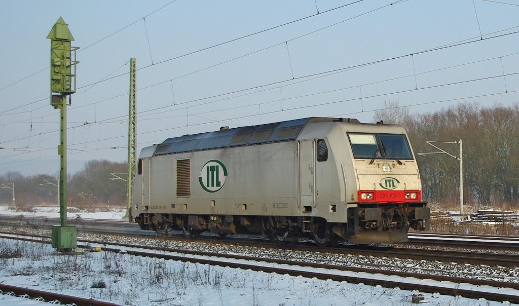 Mal wieder ein ganz seltener Gast zu Bescuh auf der KBS 613: 285 106-1 der ITL fhrt Lz in Richtung Sden. Aufgenommen am 26.01.2010 in Eschwege West.