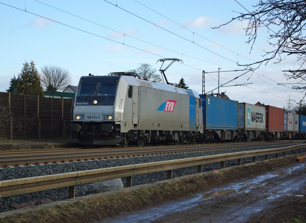 Mal wieder eine EVB/Railpool. 185 672-3 mit Containerzug in Fahrtrichtung Sden. Aufgenommen am 27.02.2010 in Ludwigsau Friedlos.