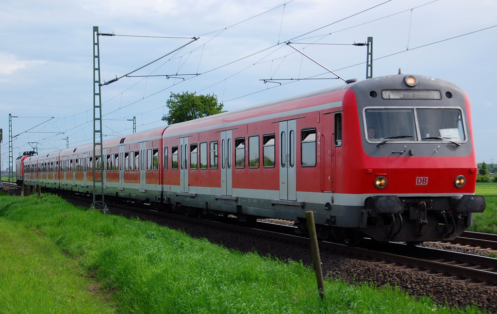 Mal wieder eine Oldi S-Bahn mit X-Wagen hier sehr kurz vorm Hp Allerheiligen am 10.5.2012...........geschoben von der 143 039-6
