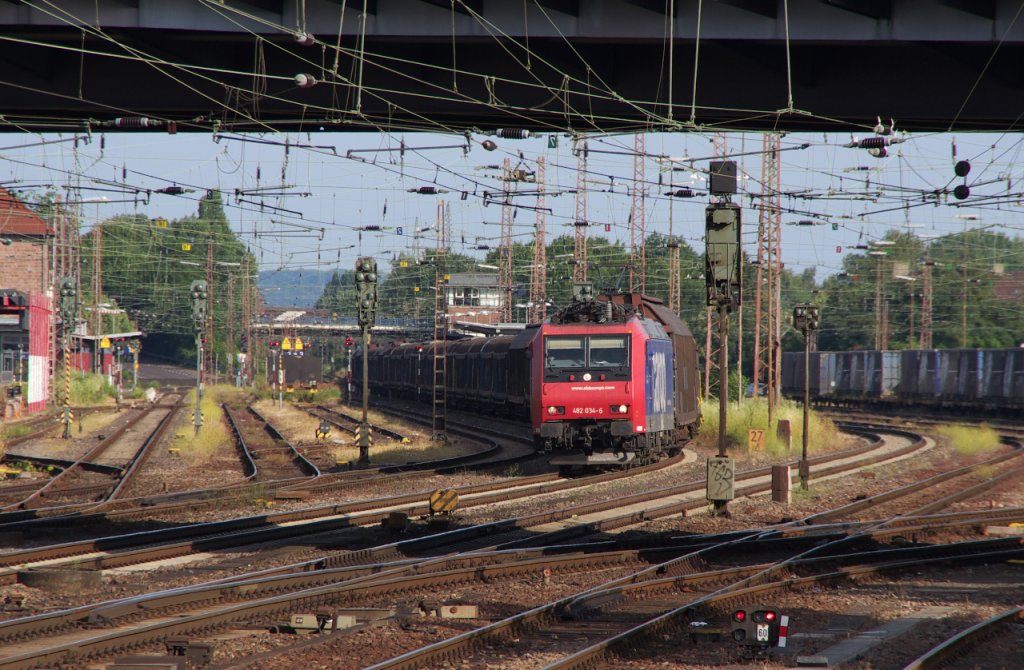 Mal wieder eine SBB Cargo Maschine im Saarland - Fnf Jahre lang waren Loks von SBB Cargo im Saarland ein gewohnter Anblick.
Die Suppenzge zwischen Dillingen/Hochofen und Vlklingen wurden zwischen 2003 und 2008 von der SBB befrdert.

SBB 482 034 bringt einen Zug mit Stahlerzeugnissen von SaarRail (Saarstahl) durch Dillingen nach Bremerhaven.
Im Saarland wird der Zug in jedem Standort der Saarstahl (Neunkirchen - Saarbrcken - Vlklingen) mit Wagen ergnzt.
So kann die Fahrzeit des Zuges alleine schon im Saarland einige Stunden dauern.

14.07.2013 - KBS 685 - Bahnstrecke 3230 Saarbrcken - Karthaus