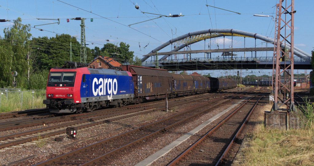 Mal wieder eine SBB Cargo Maschine im Saarland - Fnf Jahre lang waren Loks von SBB Cargo im Saarland ein gewohnter Anblick. Die Suppenzge zwischen Dillingen/Hochofen und Vlklingen wurden zwischen 2003 und 2008 von der SBB befrdert. SBB 482 034 bringt einen Zug mit Stahlerzeugnissen von SaarRail (Saarstahl) durch Dillingen nach Bremerhaven. Im Saarland wird der Zug in jedem Standort der Saarstahl (Neunkirchen - Saarbrcken - Vlklingen) mit Wagen ergnzt. So kann die Fahrzeit des Zuges alleine schon im Saarland einige Stunden dauern. 14.07.2013 - KBS 685 - Bahnstrecke 3230 Saarbrcken - Karthaus