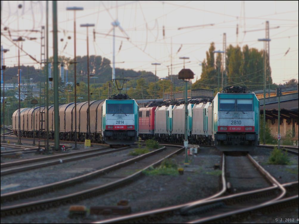 Mal wieder  Warten auf Ausfahrt  heit es fr die belgische Cobra 2814 (E-186) im
Aachener Westbahnhof, September 2012. Bei dem Bild kam der Miniatureffekt zum
Einsatz, einfach mal um zu sehen wie er sich auswirkt. 