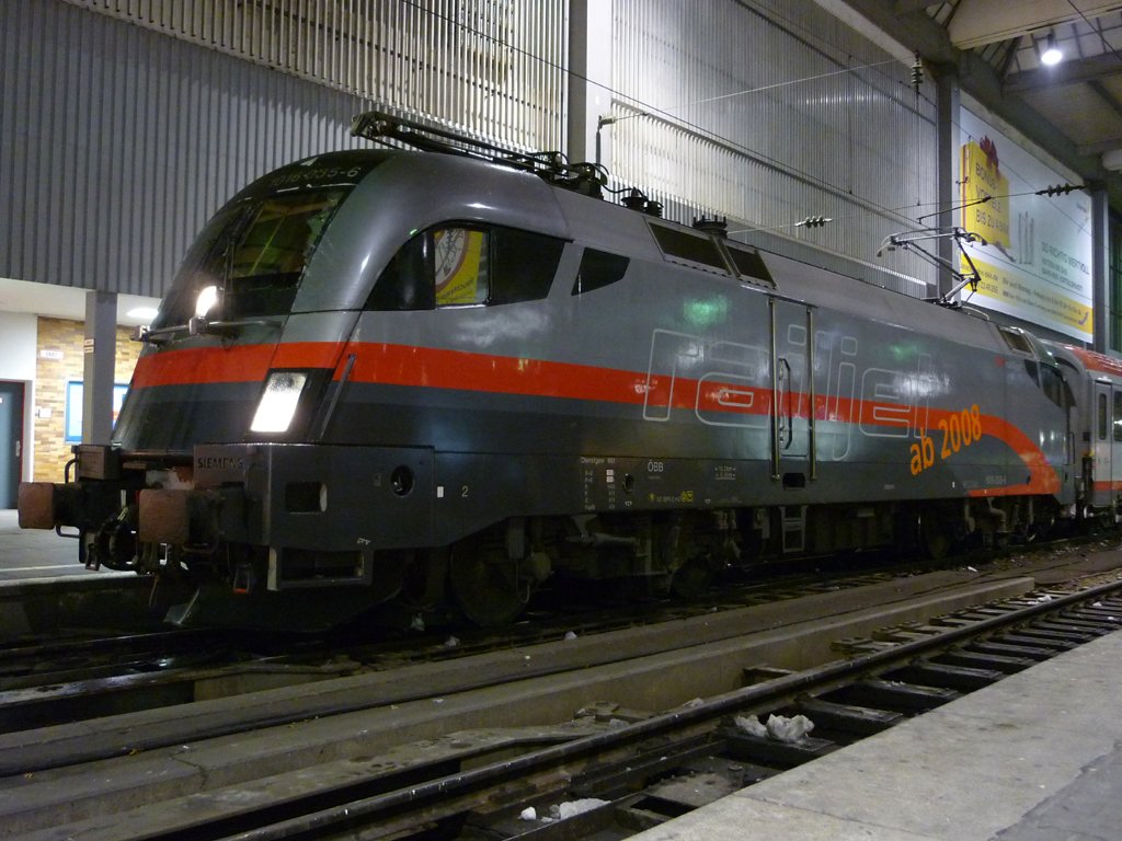 Mal wieder eine Werbelok am EC 110 aus Klagenfurt zu Gast in Mnchen HBF, am 08.01.2010.