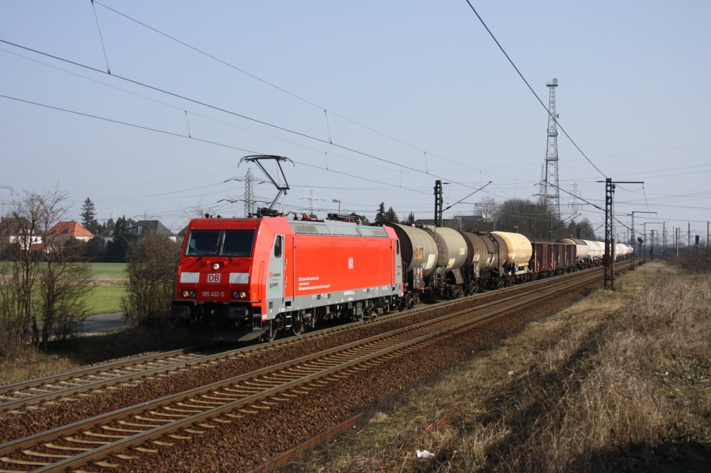 Mal zur Abwechslung ein Foto aus der anderen Richtung: 185 402-5 mit gemischtem Gterzug bei Ahlten am 15.03.2012