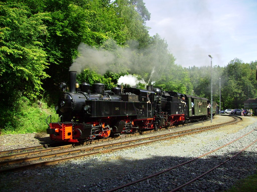 Mallet-Gast-Lok 105 und 99 6101 zogen am 18.08.2012 den Sonderzug mit der Nummer 89423 von Gernrode (Harz) nach Alexisbad, als ich sie bei der Ausfahrt aus dem Bahnhof M�gdesprung  verhaften  konnte.