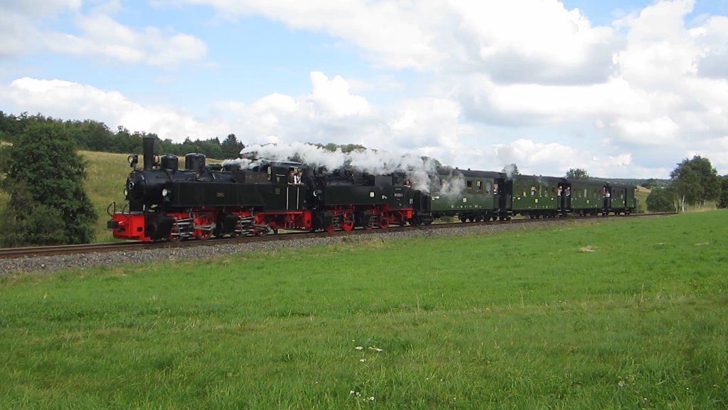 Mallet-Loks 105(Gastlok)und 995906-5 vor einem Sonderzug in der Nhe von Stiege um 14;25 am 11.08.2012.