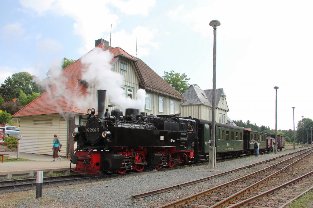 Malletlok 99 5906-5 am 13. Juli 2013 mit dem Zug 89101 mit zwei Wagen des Traditionszug und drei Gterwagen in Elend.
