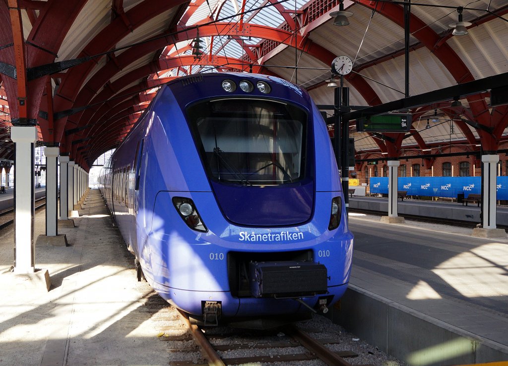 Malm: E-Triebwagen 010 der Skanetrafiken im alten Bahnhof Malm augenommen am 6. Juli 2013.
Foto: Walter Ruetsch