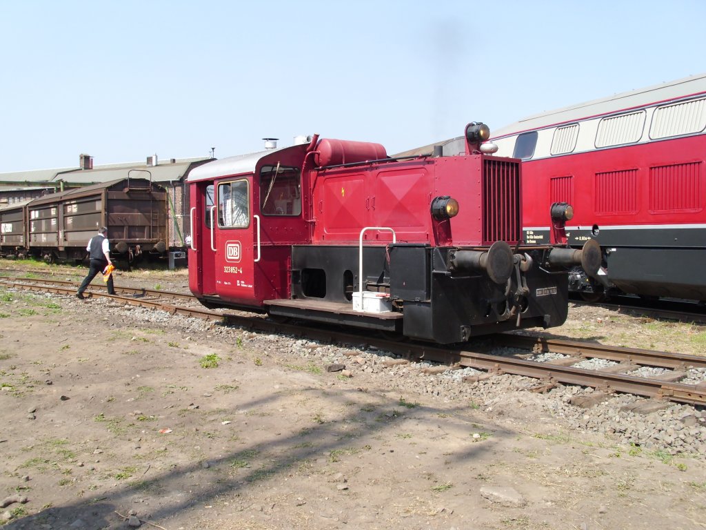 Man beachte die LKW Batterie. Bei der Lokparade im DB-Museum Koblenz Ltzel am 21.05.11.