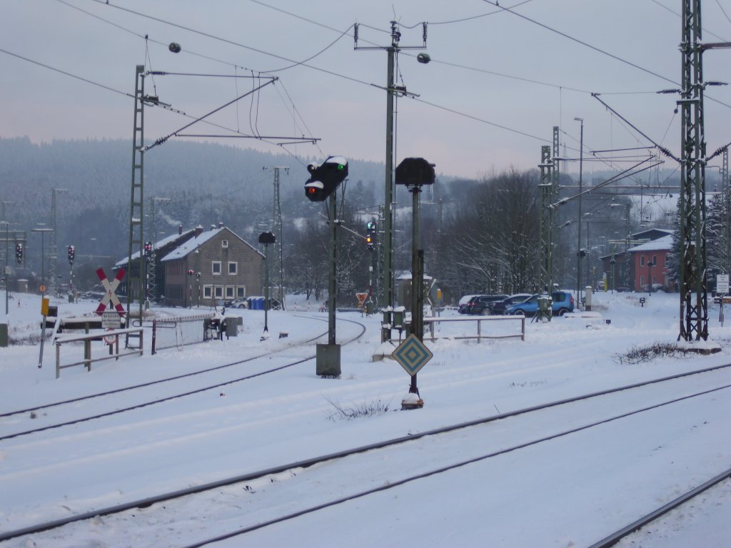 Man beachte den Vorsignalwiderholer der grade mal c.a.10-15 Meter vor dem Hauptsignal steht. 