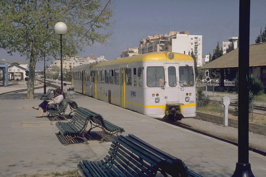 MAN Dieseltriebwagen der SFM(Serveis Ferroviaris de Mallorca)nach Inca,ende der 1980er Jahre im Bahnhof Palma.(Archiv P.Walter)