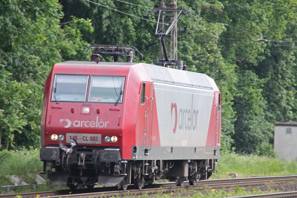Man h�te einen knall und die Taube war Tod.Am linken Puffer hat es die Taube gerade erwischt.Arcelor 145 CL-002 am 1.6.10 in Ratingen-Lintorf
