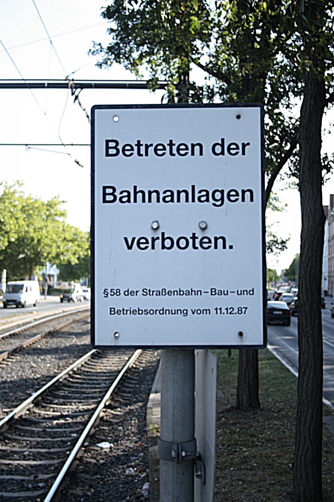 Man kann ja lesen was diesen Schild steht. Foto vom 24.09.2011 an der Haltestelle Niedersachenring/Hannover.