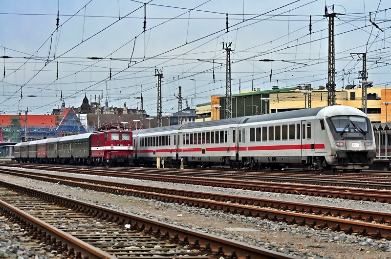 man knnte es auch als Gegenberstellung von Generationen bezeichnen,
der abgestellt IC-Park und die 211 030 mit ihren Park im Bf Stralsund am 14.11.09

