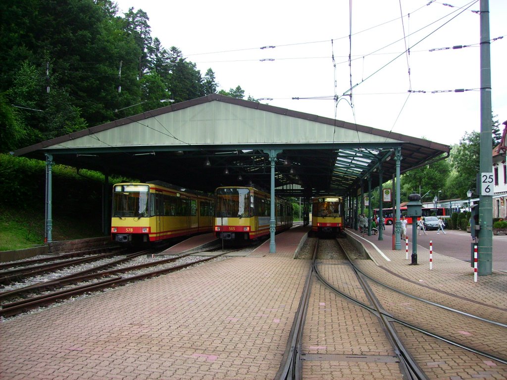 Man knnte meinen in Bad Herrenalb sei das Bundesligatopspiel schlechthin gewesen und die abgestellten Stadtbahnen warten nur darauf die Fanmassen nach Hause befrdern zu knnen. Dem war am 06.07.2012 jedoch nicht so, zwar war ein Fest die Schuld jedoch wartetden die Wagen nicht auf Fahrgastmassen. Der Mnnergesangverein Bad Herrenalb feierte sein 150-jhriges Bestehen in der AVG-Wagenhalle, dadurch musssten sich die dort nachts abgestellten fahrzeuge sich eine andere Bleibe suchen. Die Wahl viel somit auf die Bahnsteighalle, wo am Abend des 06.07.2012 die Wagen 578, 565 und der Planzug mit 571 nach Hochstetten standen.