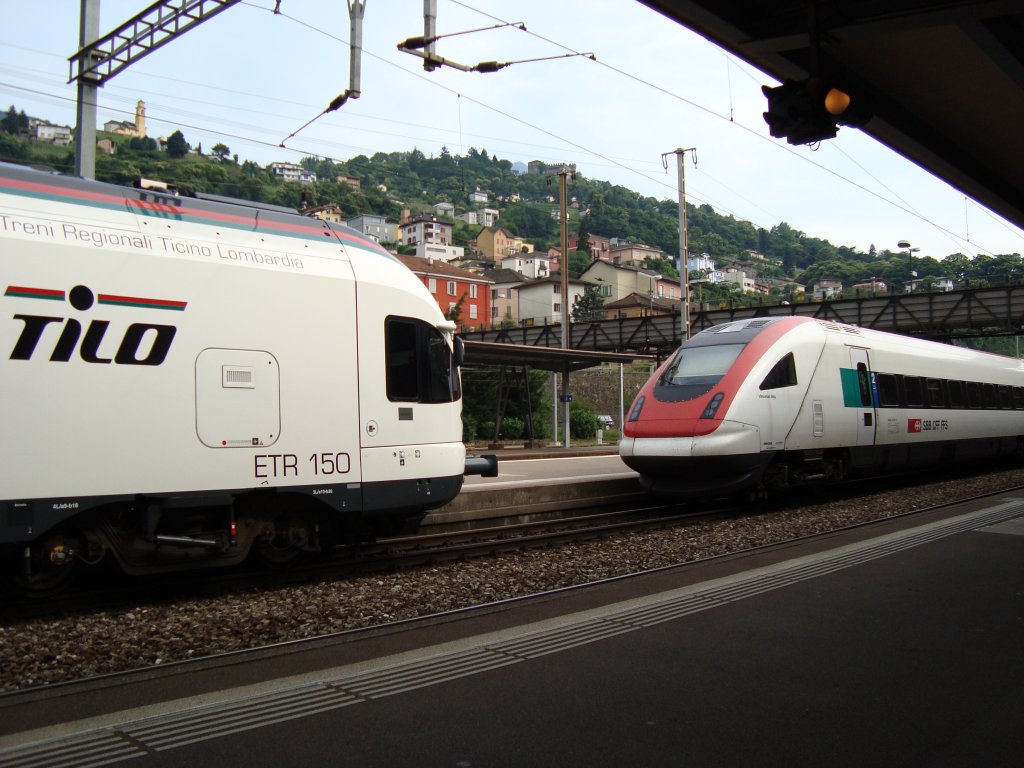 Man knnte meinen, der einfahrende ETR 150/RABe 52? mchte dem bereitstehenden RABDe 500 (ICN) ein Ksschen geben. Aufgenommen am 14.06.2009 um 17:32 im Bhf Bellinzona. Leider ist der Winkel etwas ungnstig, ich war echt  berrascht als der ETR 150 einfuhr.