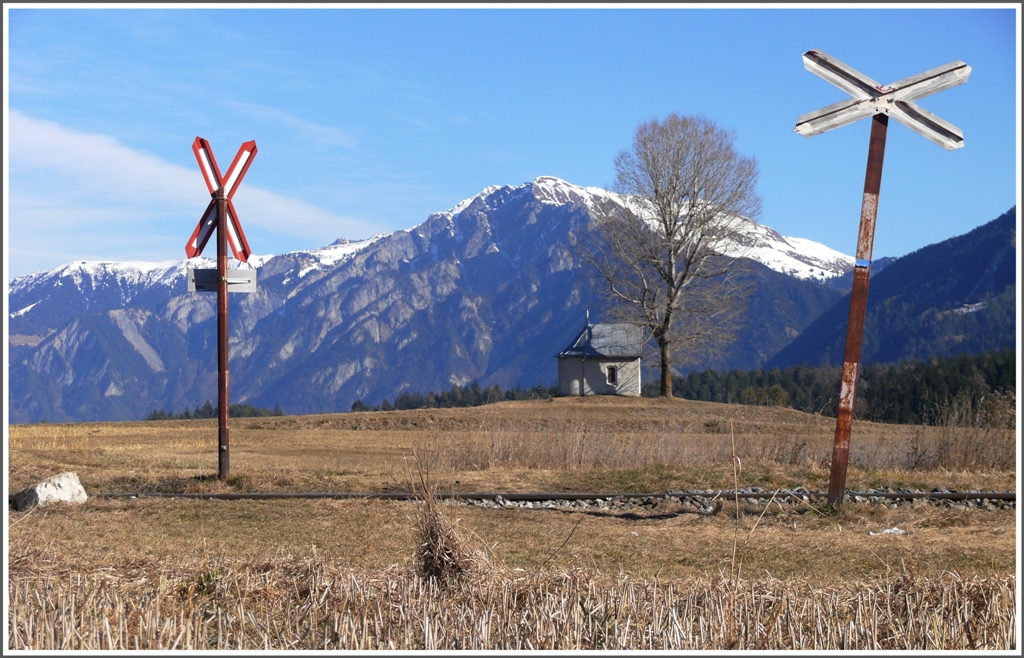 Man knnte meinen es handle sich hier um eine Museumsbahnstrecke, weit gefehlt, es ist die Hauptstrecke der RhB zwischen Chur und St.Moritz. Und fr mich ist es der schnste unbewachte Bahnbergang hier bei Bonaduz nahe der Kapelle Sogn Mang.(08.02.2011)