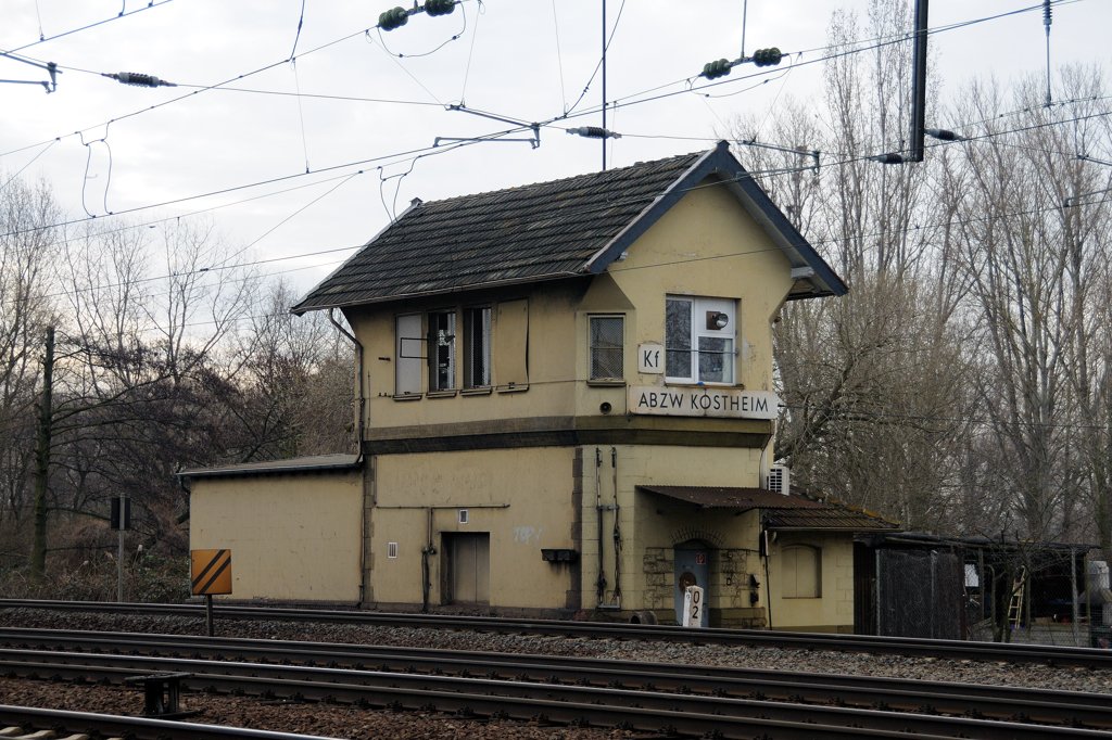 Man knnte sagen  unter Fotografen weltberhmt : Der Abzweig von Mainz-Kostheim. Aufgenommen von der gegenberliegenden Seite bei der neuen Industriegebietsberfhrung. Diese bietet auch bei schlechtem Wetter ausreichend Schutz vor Witterungseinflssen und ist frei zugnglich. (Mrz 2009).