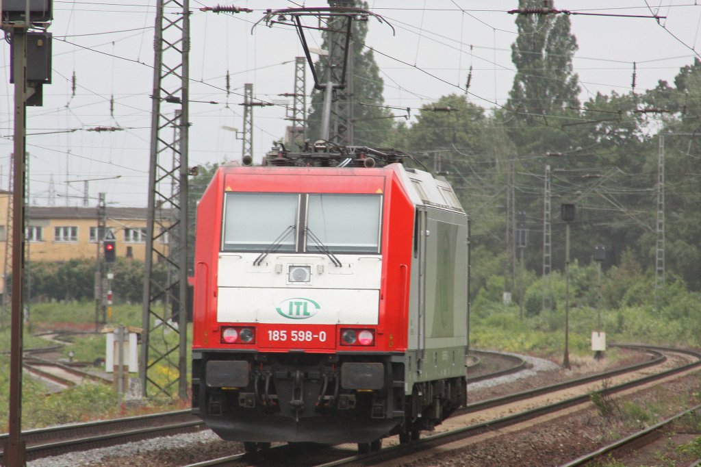 Man kommt nichts ahnend auf den Bahnsteig und schon rauscht soetwas vorbei.Deshalb leider nur ein NOTNACHSCHUSS auf ITL 185 598 am 19.6.10 Lz in Duisburg-Bissingheim.
