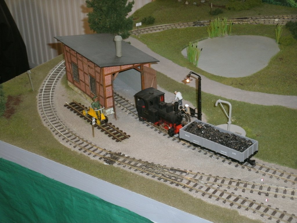 Man mu nicht immer IC und ICE auf einer Anlage fahren lassen,auch ein Betrieb mit einer kleinen Bimmelbahn macht Spa.Auf einer 0e-Anlage vom Greifswalder Modellbahnclub gab es sogar eine kleine Lokstation.Aufgenommen am 29.Dezember 2012 bei der Modellbahnausstellung in Sassnitz.