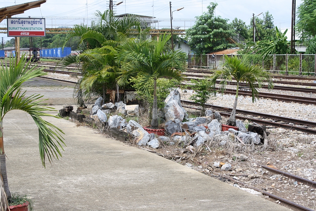 Man muss schon zweimal hinschauen, um hier einen Gleisabschluss zu erkennen. Bf. Surat Thani am 17.Mai 2013. 


