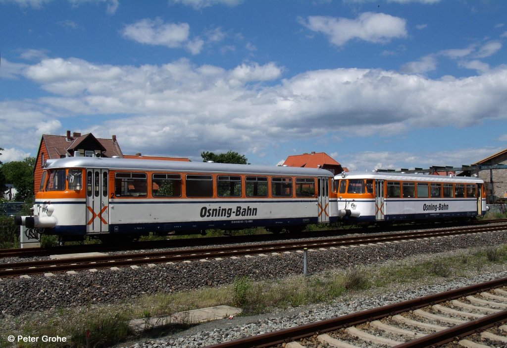 MAN Schienenbus VT 27 + VS 51 Osning-Bahn EV, Motorwagen 302 027-7 + Steuerwagen 302 051-7 Baujahr 1966 + 1964, als Sonderzug von Bielefeld zur Jubilumsveranstaltung   125 Jahre Schmalspurbahnen im Harz  , fotografiert im Bahnhof Wernigerode am 09.06.2012 --> Beide Fahrzeuge wurden fr die Mittelbadischen Eisenbahnen gebaut. Nach deren bernahme durch die Sdwestdeutsche Eisenbahn-Gesellschaft mbH im Jahr 1971 war die Triebwagengarnitur bis 2009 fr die SWEG im Einsatz. Seit Feb. 2011 ist der Osning-Bahn EV mit Sitz in Halle in Westfalen der Eigentmer.     