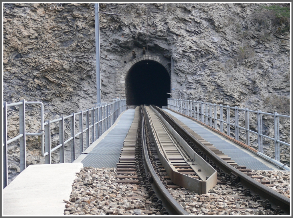 Man sieht auch bei der heutigen Konstruktion eine leichte Verformung talwrts ausgelst durch stndige Hangrutschungen berall im Schanfigg.
(11.04.2010)