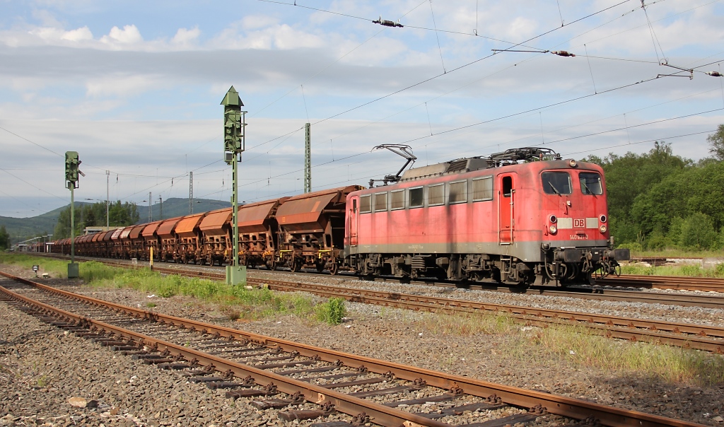 Man sieht ihr ihr alter regelrecht an. 140 821-0 mit Kali-Zug in Richtung Sden. Aufgenommen am 18.05.2012 in Eschwege West.