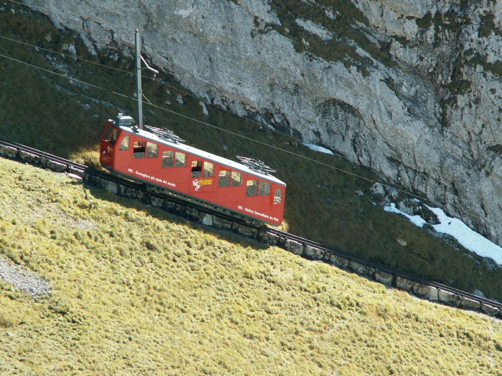 Man sieht die Steilheit des Gelndes nicht,aber hier an der sog. Eselwand  betrgt sie 48%,was ihr den Titel Steilste Zahnradbahn der Welt einbringt.Pilatus-Kulm 07.10.10