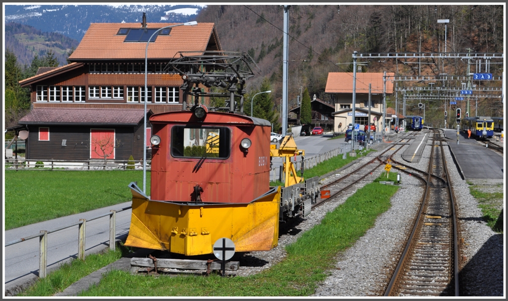Man weiss ja nie.... abgestellter Schneepflug BOB X1 in Zweiltschinen. Fotografiert aus dem vorderen Zugsteil nach Lauterbrunnen. Der zweite Zugsteil nach Grindelwald steht noch auf Gleis 3 im Hintergrund. (25.04.2012)