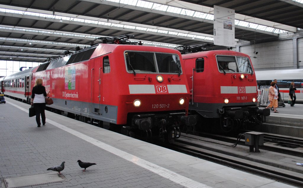 man wirbt mit Bahnkompetenz auf der 120-501 am Mnchner Hf.daneben 111-167aufgenommen am 09.06.2011