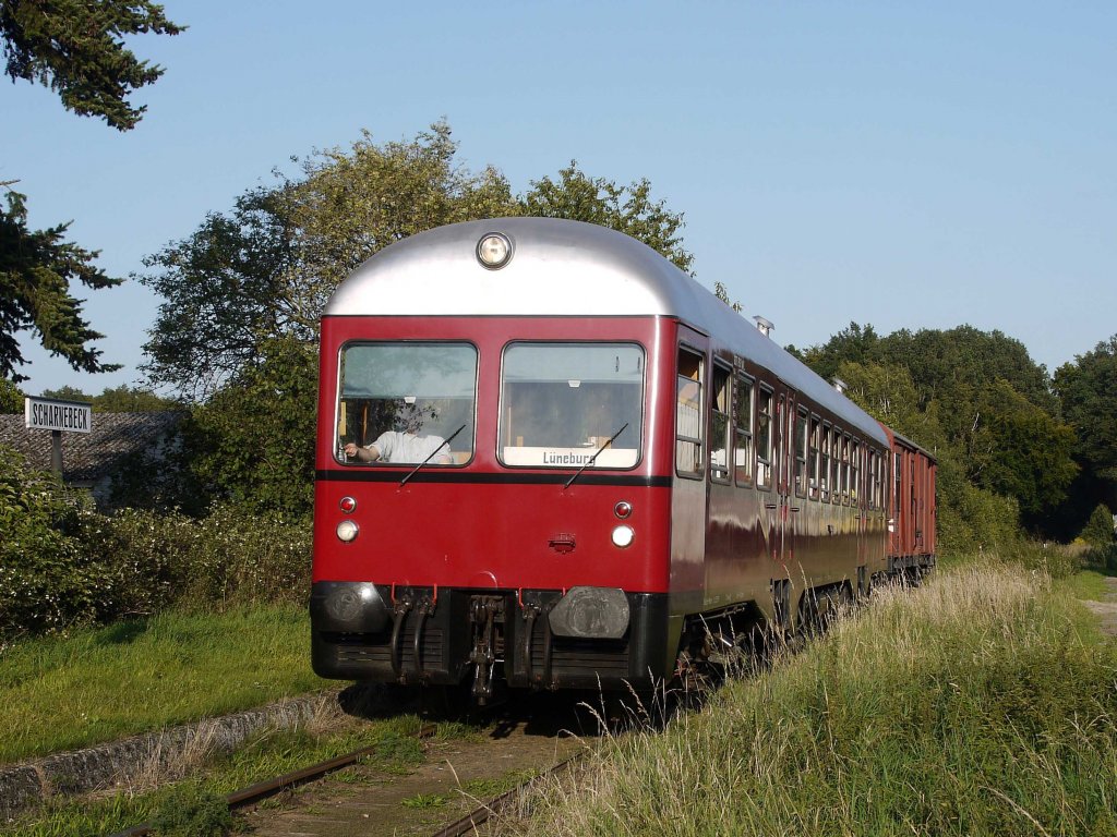 Manche m�gen es vielleicht als Stilbruch bezeichnen, aber f�r viele Ausfl�gler ist der mitgef�hrte gedeckte G�terwagen angenehm weil man darin Fahrr�der mitnehmen kann - GDT 0518 als HEIDE-EXPRESS Bleckede - L�neburg bei Einfahrt in Scharnebeck, 16.09.2012
