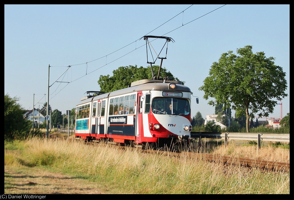 Manchmal darf das dienstlteste OEG Fahrzeug fr den Linienverkehr auch nochmal auf den Ring: OEG 82 fhrt hier bei Leutershausen und hat noch einige Kilometer vor sich, bis er wieder einrcken darf. Eine Runde um den Ring hat etwas mehr als 60 Kilometer. 19. Juli 2010