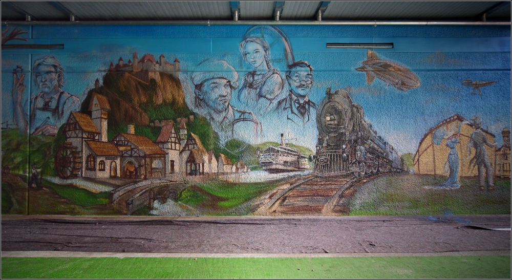 Manchmal findet man sie doch, die ansehnlichen Grafiti. Ausschnitt aus dem Teil Vergangenheit (oder sagen wir Technikgeschichte - von der  Erfindung des Feuers  bis zur Industrialisierung) einer Zeitentrilogie. Hier wurde die Schmuddelunterfhrung im Westen des Singener Bahnhofs zum Hingucker verwandelt. Vernderung statt Protest, in Kretschman's Landen wohlbekannt, nun auch hier vom jungen Schweizer Knstler gelebt. Vom mittelalterlichen Hohentwiel ber die Eisenbahn zur Fabrik, ist wohl dieser Ausschnitt am strksten mit Singen verbunden. Im Mrz 2013 - mehr zum Bild gibt es bei Facebook unter 300wall - die Verffentlichung geschieht mit dem Einverstndnis des Knstlers.