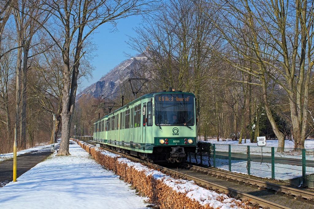 Manchmal haben bltterlose Bume auch ihr Gutes. Fr Einige ein wahrer Motivkiller, aber hier werden auf diese Weise zu groe Schattenwrfe vermieden. So steuert am 13.3.2013 eine Bahn der Linie 66 auf ihr wenige hundert Meter entfernte Ziel Bad Honnef zu. Im Hintergrund ist der Drachenfels