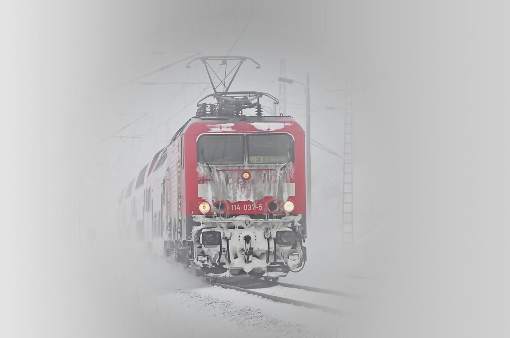 manchmal lt die Natur alles in einem trben Wei erscheinen, um es--------------> - 114 037 hat den Bf Stralsund verlassen mit ihrer RE 3 nach Elsterwerda am 19.12.2010