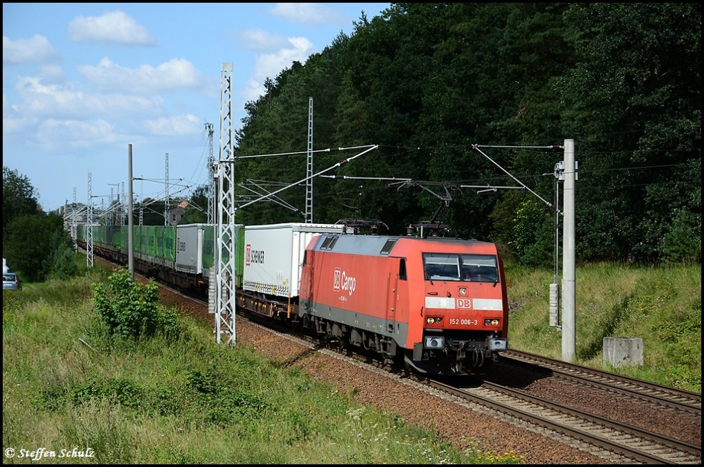 Manchmal liegt Glck und Pech direkt nebeneinander. So wie hier als 152 006 mit einem KLV aus Rostock sich am 02.08.2011 wieder in Bewegung setzt. Davor schien 15 Minuten die Sonne und gerade als er unseren Standort passierte, schob sich eine dicke Wolke davor.Aber das Glck war am Ende auf unser Seite. Aufgenommen in Schwaan.