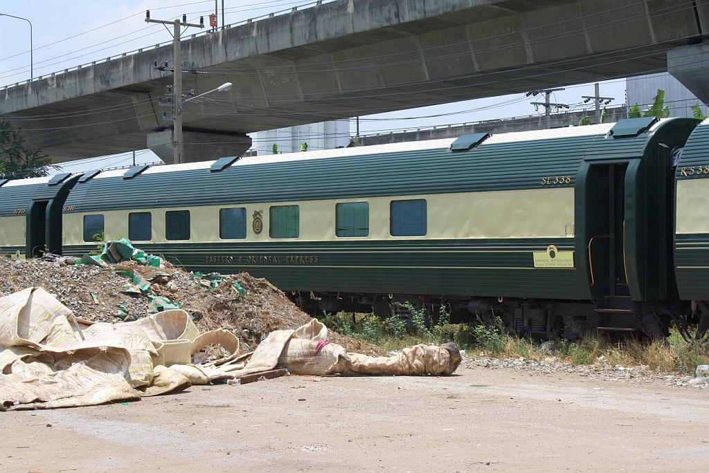 Manchmal sind sich Luxus und Unrat sehr nah, E&O Express SE 338 am 13.Mai 2012 auf dem Gelände des Phahon Yothin Yard. 

