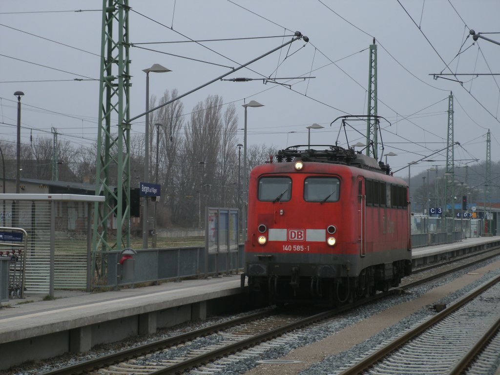 Manchmal wird man fr`s warten auch belohnt,so geschehen am 06.April 2011 in Bergen/Rgen,als ich auf den 45503 wartete und berraschend 140 585 Lz von Mukran durch Bergen/Rgen kam.