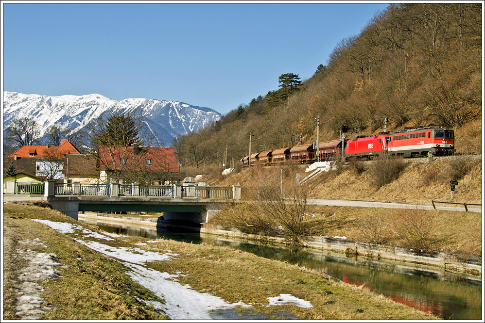 Mangels neuer Fototouren ein kleines Potpourri aus diesem Jahr: 1142 653-3 hat einem Taurus mit Sch�ttgut-Ganzzug �ber den Semmering geholfen und rollt Ende Februar mit der Garnitur im Schlepptau bei Schl�glm�hl bergab.