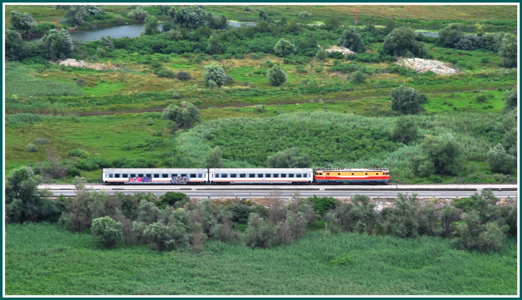 Mangels Triebzgen der BR412 kommen schon mal klimatisierte Wagen im Regionalzugbetrieb zum Einsatz. Hier zieht 461-036 einen Regio bei Virpazar Richtung Bar. (24.07.2012)