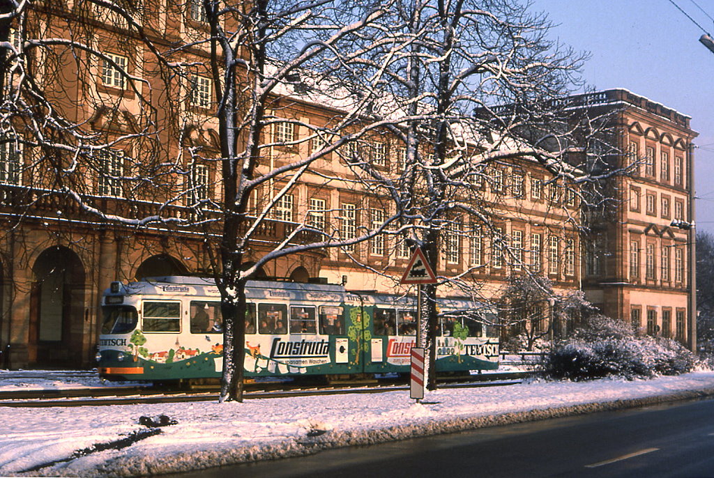 Mannheim Tw 397 vor dem Schlo, 30.12.1985.