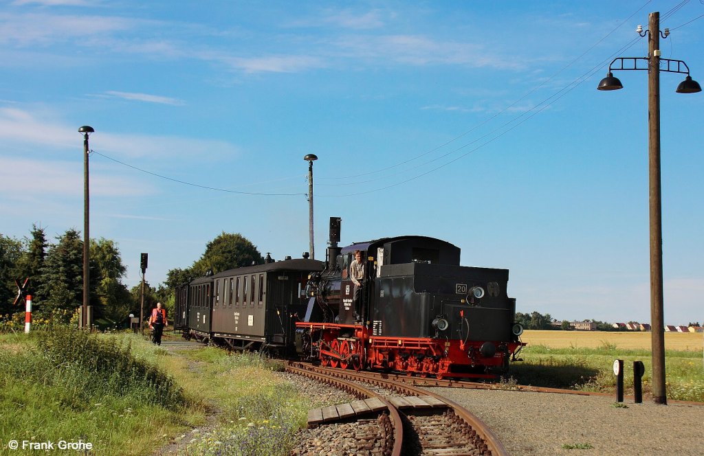 Mansfelder Bergwerksbahn Lok Nr. 20, 750 mm Spurweite, mit Sonderzug fr Einweisung Ehrenlokfhrer bei der Einfahrt Gleisdreieck Station Siersleben, fotografiert am 04.08.2012
