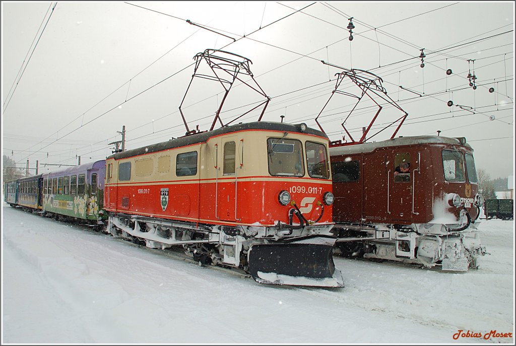 Mariazell 1. Februar 2010: Die 1099 011  Puchenstuben  wartete auf die Abfahrt mit dem R 6804 nach St.Plten, whrend die wunderschn verschneite 1099 010 in der tscherbr Lackierung noch drei bis vier Stunden auf ihre Heimreise warten musste.