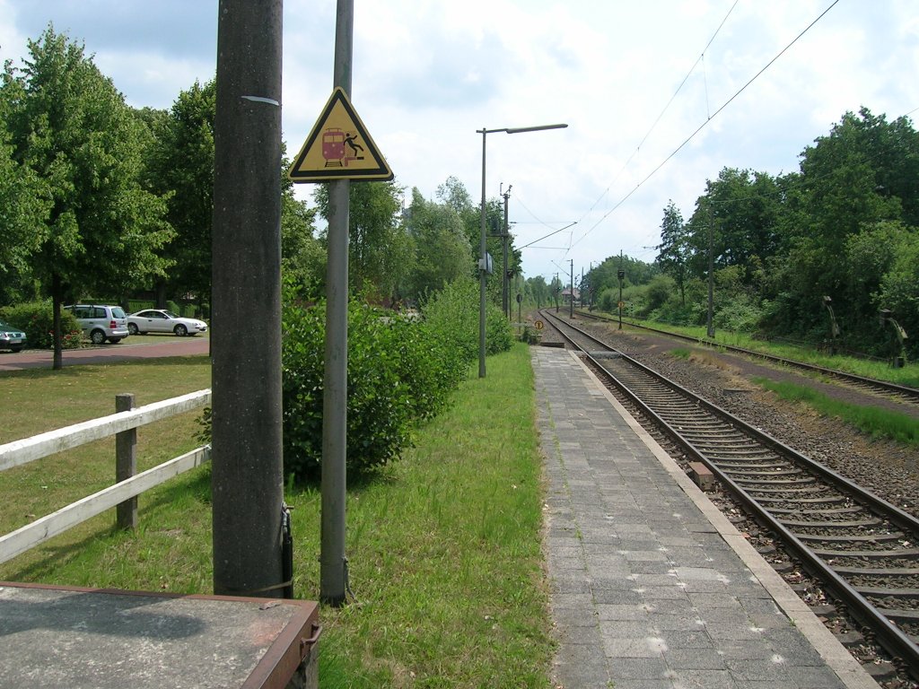 Marienhafe Bf Sicht Richtung Emden (Sden), Bahnhofsausfahrt