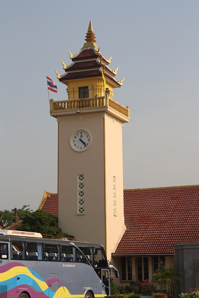 Markant ist der Uhrturm der Chiang Mai Station. - Bild vom 15.März 2012. 

