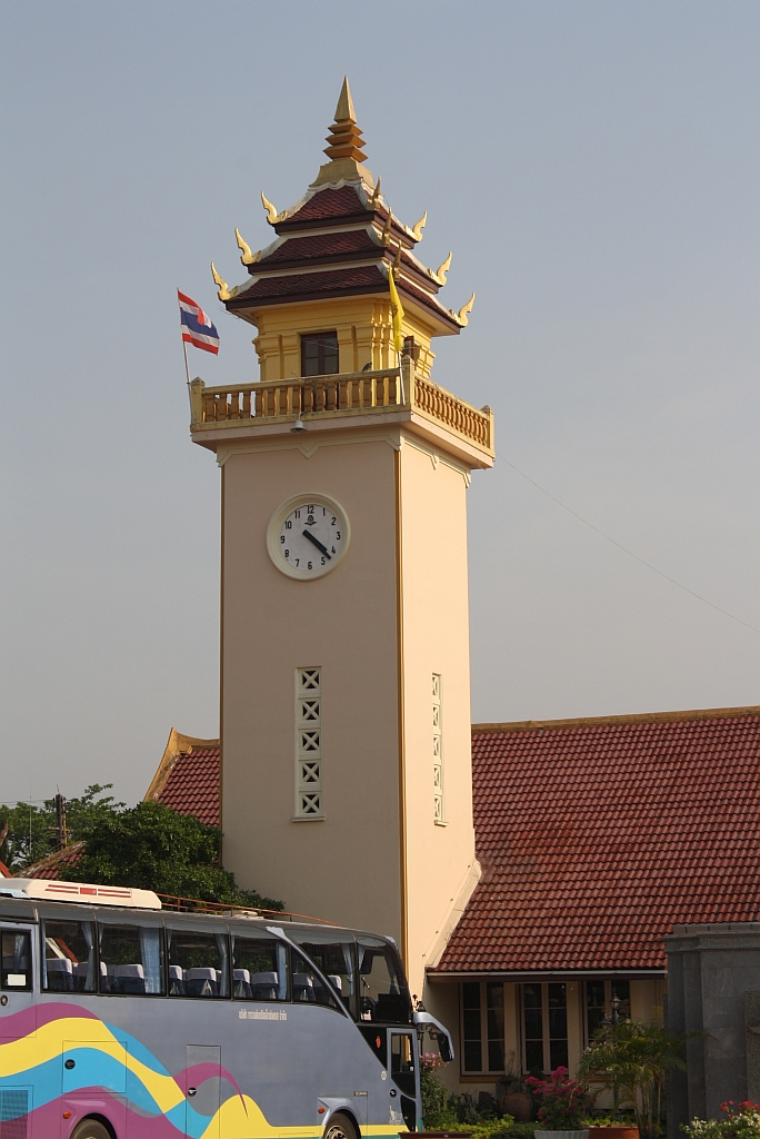 Markant ist der Uhrturm des Bf. Chiang Mai, Bild vom 15.Mrz 2012. 

