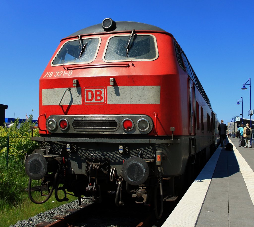 Markante Lokfront vor strahlend blauen Himmel, 218 321 mit dem IC 2220 von Frankfurt am Main hat sein Ziel im Bahnhof Burg auf Fehmarn ereicht, der am 31.07.2010 an die Vogelfluglinie angeschlossen und erffnet wurde.